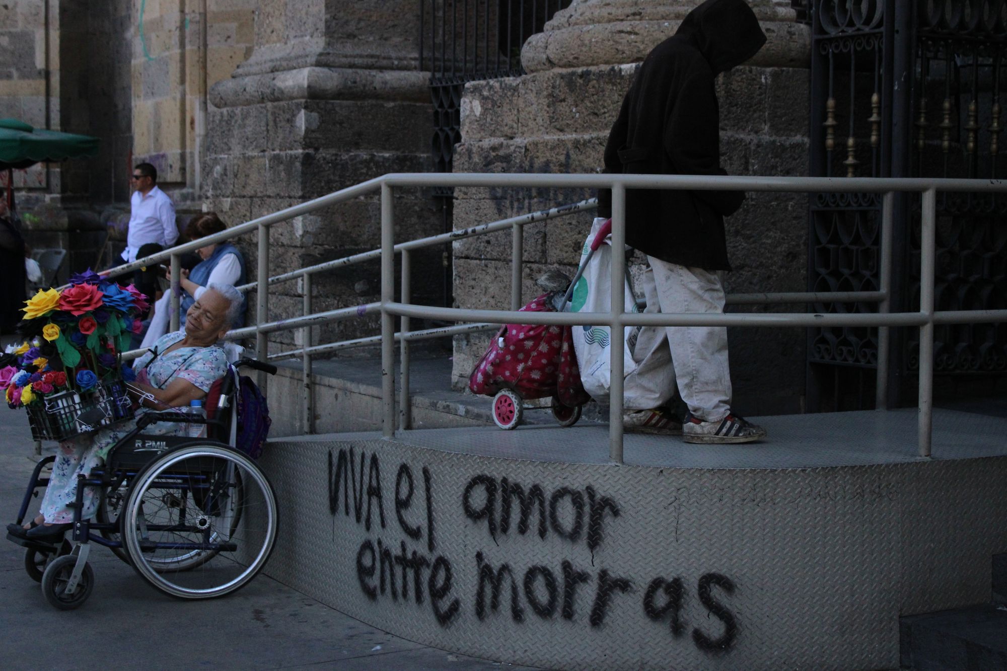 "Viva el amor entre morras" spray-painted on a ramp at the Guadalajara cathedral